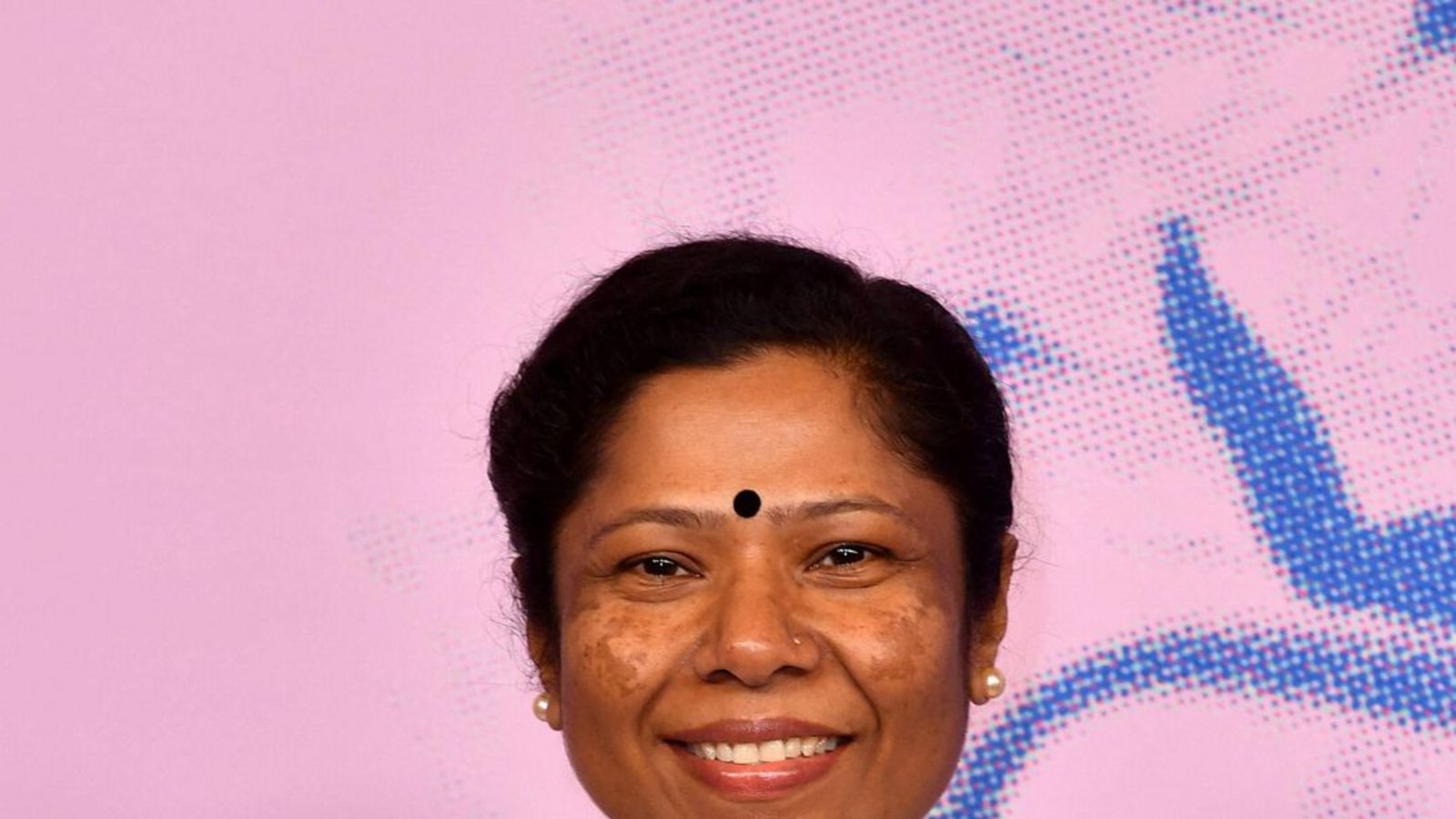 Aktivistin Kalpona Akter aus Bangladesch, die sich für die Rechte von Textilarbeitern einsetzt, wurde von Co-Host Annie Lennox zu „The Messenger“ gekürt.Foto: AFP/VALERIE MACON Aktivistin Kalpona Akter aus Bangladesch, die sich für die Rechte von Textilarbeitern einsetzt, wurde von Co-Host Annie Lennox zu „The Messenger“ gekürt.Foto: AFP/VALERIE MACON