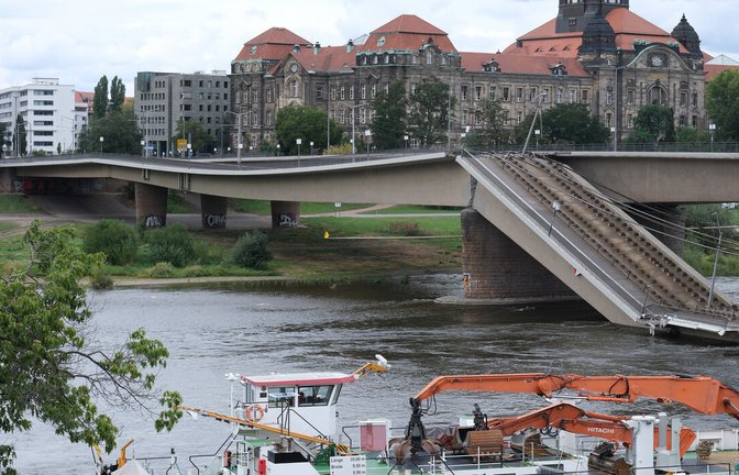 Die Carolabrücke in Dresden stürzte auf einer Länge von rund 100 Metern ein.<span class='image-autor'>Foto: dpa/Sebastian Willnow</span>