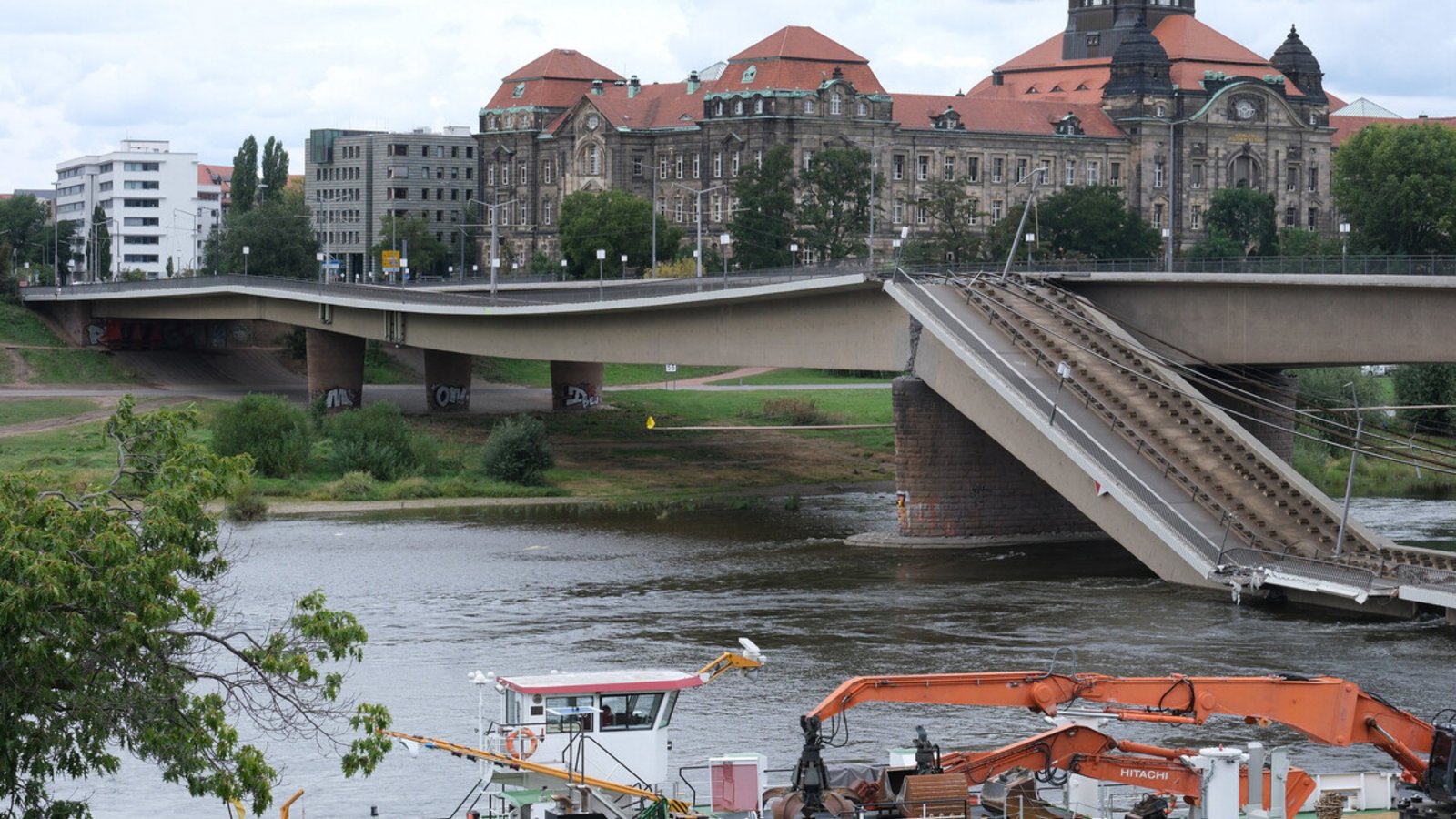Die Carolabrücke in Dresden stürzte auf einer Länge von rund 100 Metern ein.Foto: dpa/Sebastian Willnow Die Carolabrücke in Dresden stürzte auf einer Länge von rund 100 Metern ein.Foto: dpa/Sebastian Willnow