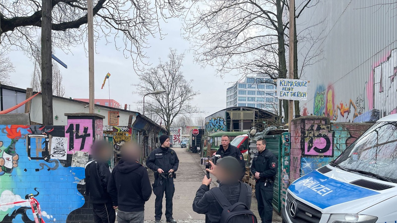 Polizei auf dem Gelände einer Wagenburg in Berlin: Hier soll sich der gesuchte Ex-RAF-Terrorist Burkhard Garweg aufgehalten habenFoto: dpa/Andreas Rabenstein Polizei auf dem Gelände einer Wagenburg in Berlin: Hier soll sich der gesuchte Ex-RAF-Terrorist Burkhard Garweg aufgehalten habenFoto: dpa/Andreas Rabenstein