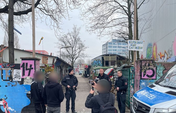 Polizei auf dem Gelände einer Wagenburg in Berlin: Hier soll sich der gesuchte Ex-RAF-Terrorist Burkhard Garweg aufgehalten haben<span class='image-autor'>Foto: dpa/Andreas Rabenstein</span>
