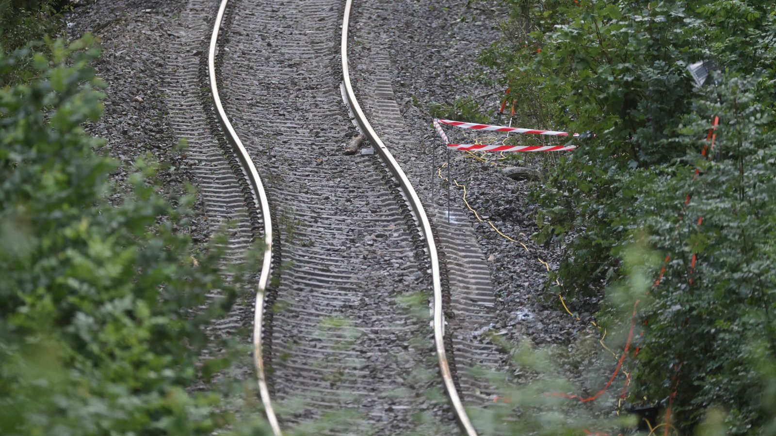 Nach dem Erdrutsch sind die Gleise verbogen.Foto: Thomas Warnack/dpa