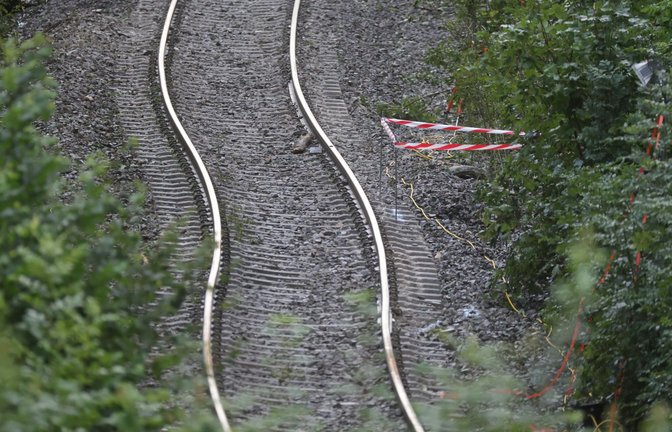 Nach dem Erdrutsch sind die Gleise verbogen.<span class='image-autor'>Foto: Thomas Warnack/dpa</span>