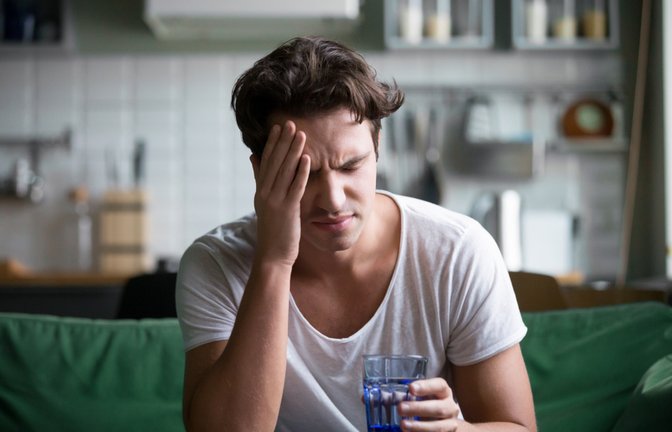 Kopfschmerzen, Übelkeit und Schwindel: Die typischen Symptome eines Katers.<span class='image-autor'>Foto: fizkes / shutterstock.com</span>