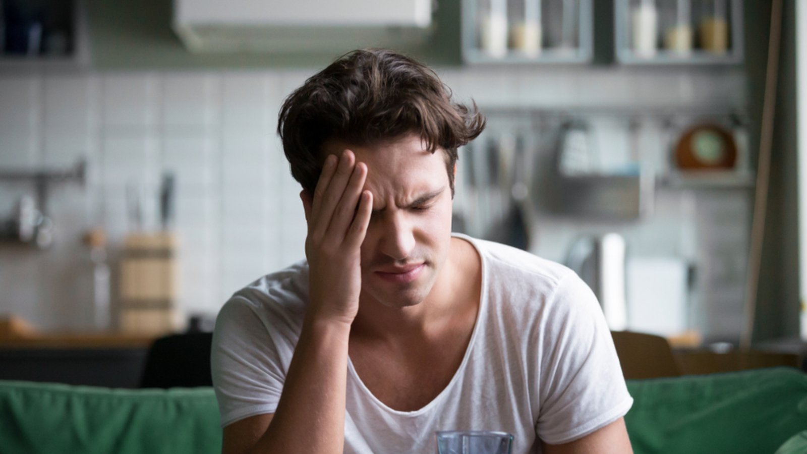 Kopfschmerzen, Übelkeit und Schwindel: Die typischen Symptome eines Katers.Foto: fizkes / shutterstock.com