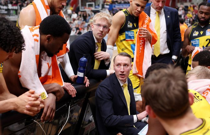 Coach Mikko Riipinen (Mitte) schwört seine Spieler ein – das gelingt noch nicht immer.<span class='image-autor'>Foto: Baumann/Julia Rahn</span>