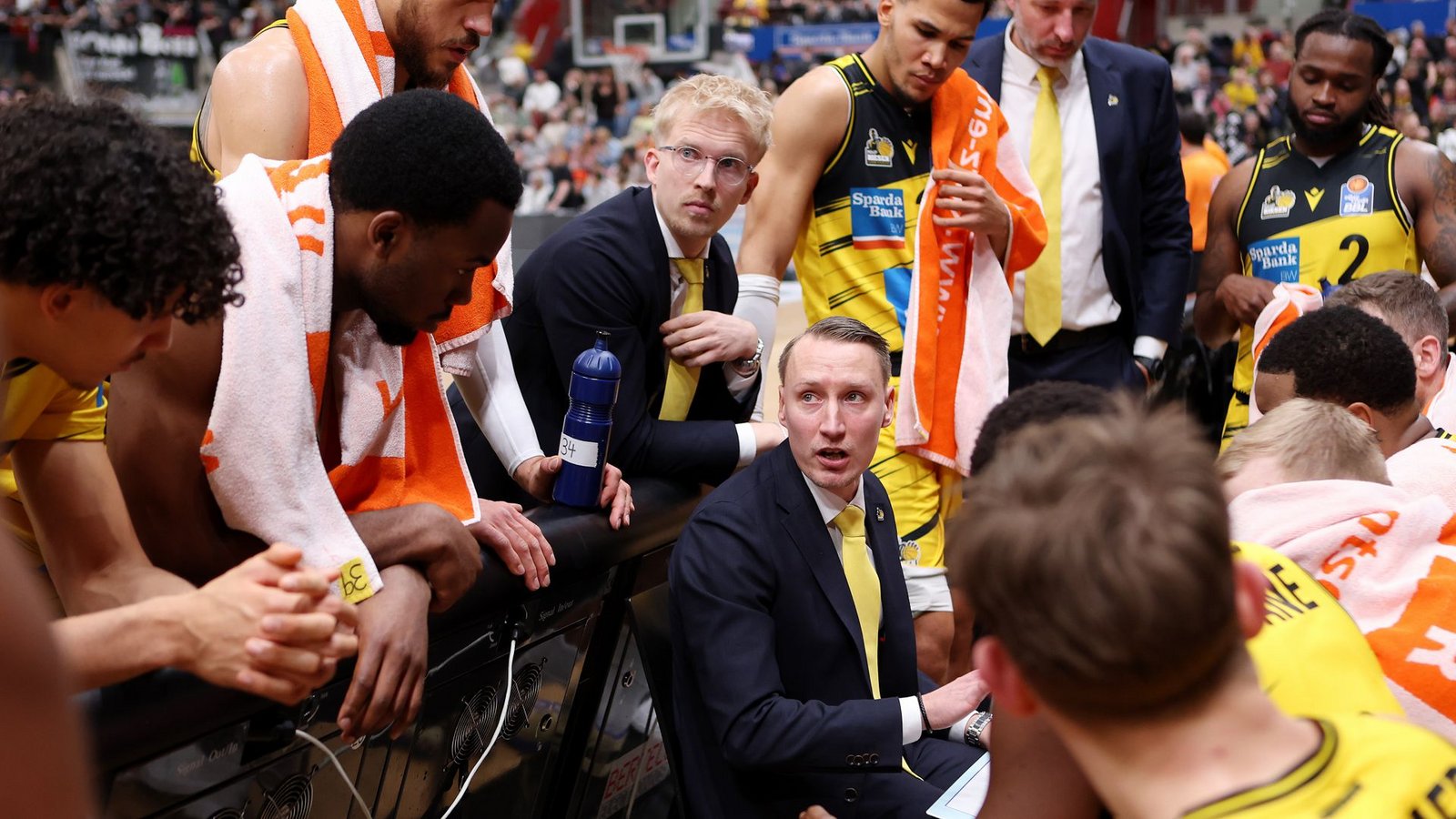Coach Mikko Riipinen (Mitte) schwört seine Spieler ein – das gelingt noch nicht immer.Foto: Baumann/Julia Rahn Coach Mikko Riipinen (Mitte) schwört seine Spieler ein – das gelingt noch nicht immer.Foto: Baumann/Julia Rahn