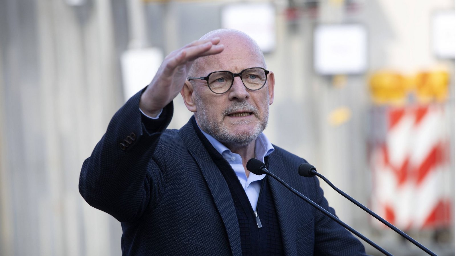 Winfried Hermann plant die Einführung einer LKW-Maut auf Landesstraßen.Foto: IMAGO/Horst Rudel