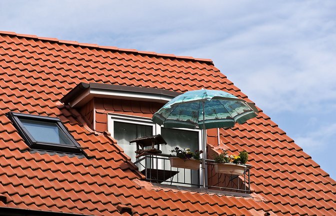 Vogelhaus, Balkonkasten, Sonnenschirm – für viele sieht so ein heimeliger Balkon aus.<span class='image-autor'>Foto: PantherMedia / Daniel Bolloff</span>