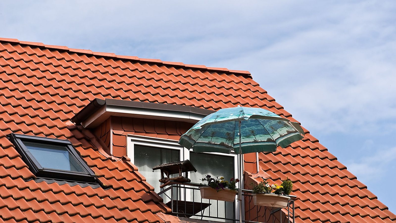 Vogelhaus, Balkonkasten, Sonnenschirm – für viele sieht so ein heimeliger Balkon aus.Foto: PantherMedia / Daniel Bolloff Vogelhaus, Balkonkasten, Sonnenschirm – für viele sieht so ein heimeliger Balkon aus.Foto: PantherMedia / Daniel Bolloff