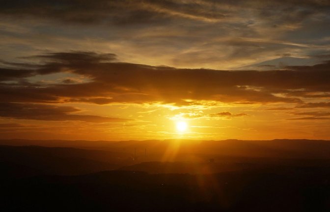 Sonnenaufgang über Stuttgart: die Tage werden noch bis kurz vor Weihnachten kürzer.<span class='image-autor'>Foto: Andreas Rosar/Andreas Rosar Fotoagentur</span>