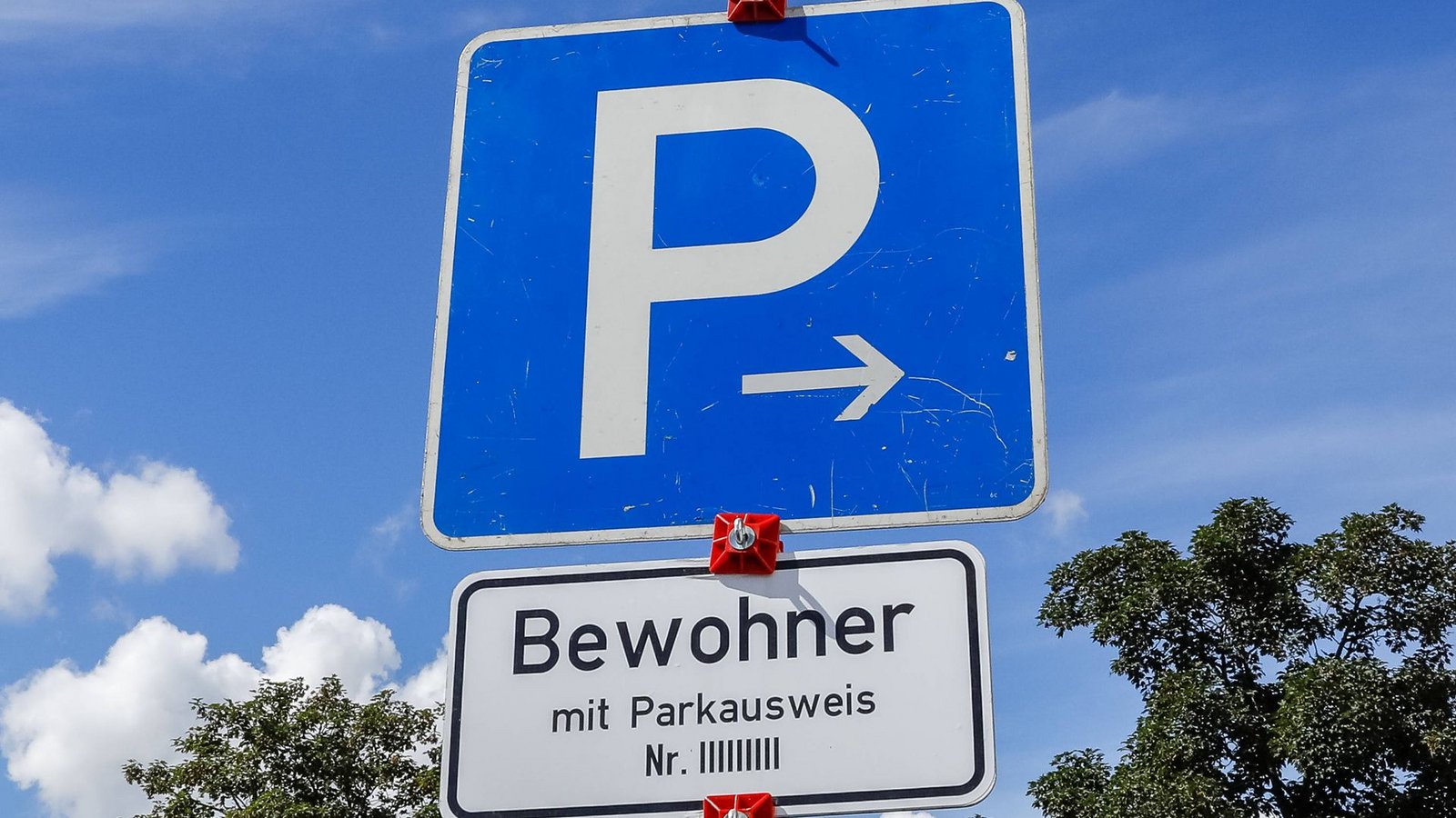 Bis 2021 war das Anwohnerparken mit 30,70 Euro jährlich noch relativ günstig, seitdem haben mehrere Städte und         Gemeinden in Baden-Württemberg die Gebühren deutlich erhöht.Foto: imago//Grant Hubbs