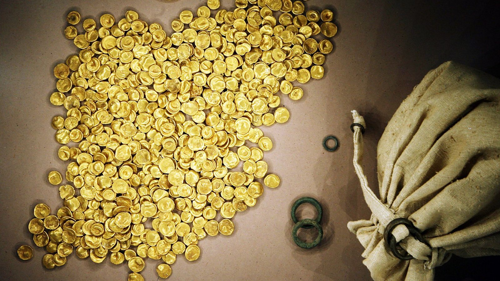 Der Goldschatz war im November 2022 aus dem Kelten Römer Museum im oberbayerischen Manching gestohlen worden. (Archivbild)Foto: Frank Mächler/dpa
