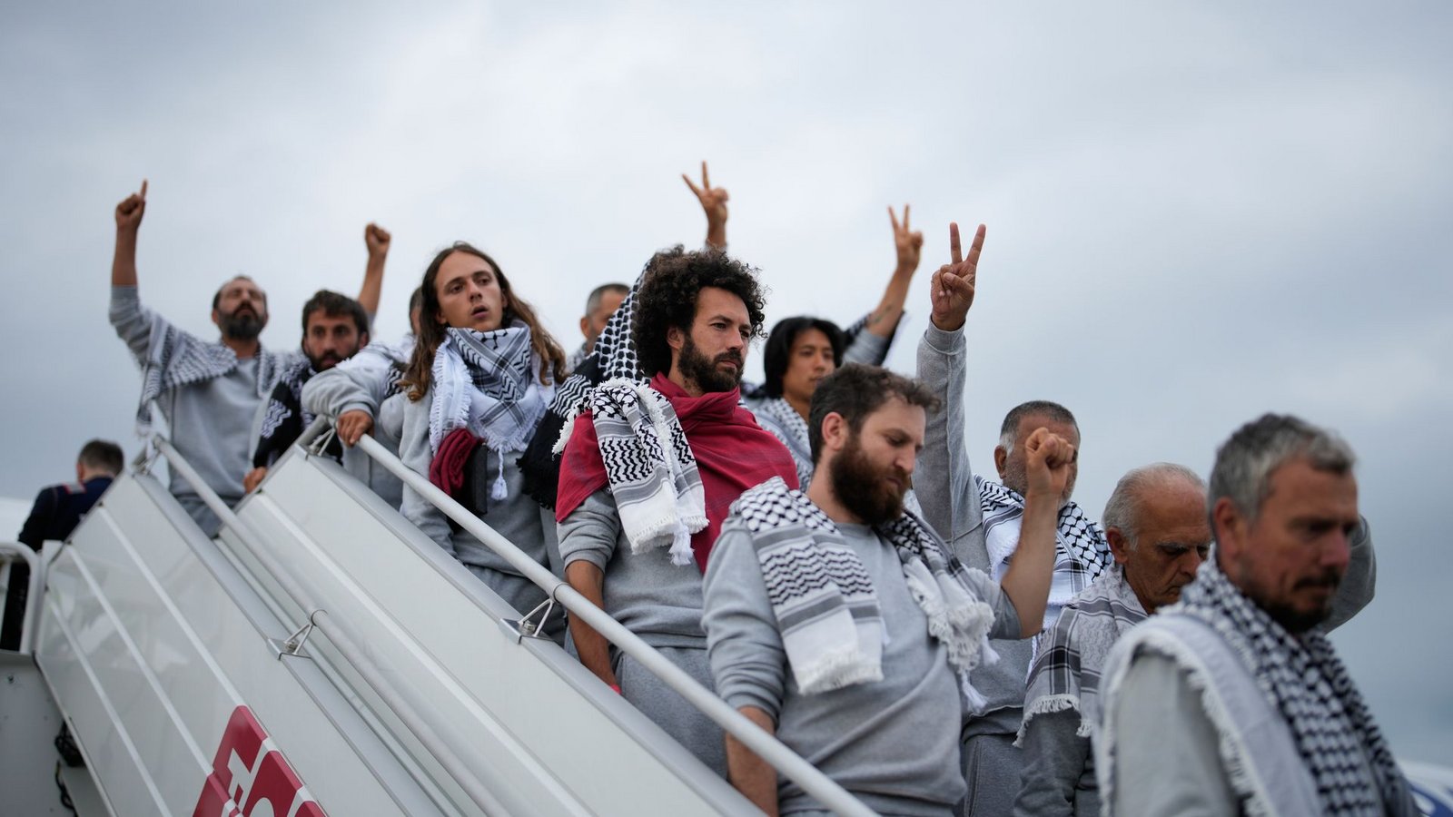 Aktivisten der Global Sumud Flotilla steigen bei der Ankunft auf dem Istanbuler Flughafen aus einem Flugzeug aus.Foto: Emrah Gurel/AP/dpa