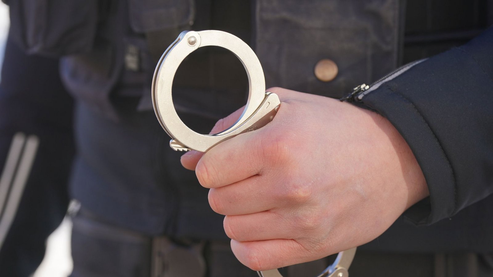 Der 18-Jährige wurde festgenommen. (Symbolbild)Foto: dpa/Marcus Brandt Der 18-Jährige wurde festgenommen. (Symbolbild)Foto: dpa/Marcus Brandt
