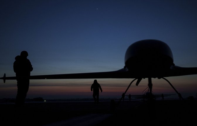 In der Ukraine haben Drohnen den Krieg verändert. Inzwischen nutzt Russland sie auch für Provokationen gegenüber der Nato.<span class='image-autor'>Foto: Evgeniy Maloletka/dpa</span>