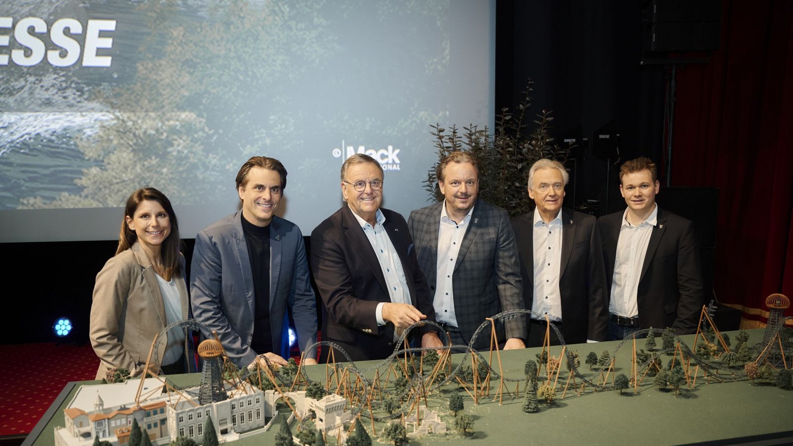 Immerhin das Modell der neuen Achterbahn konnte die Unternehmensfamilie Mack am Donnerstag bei der Pressekonferenz präsentieren.Foto: Europa-Park
