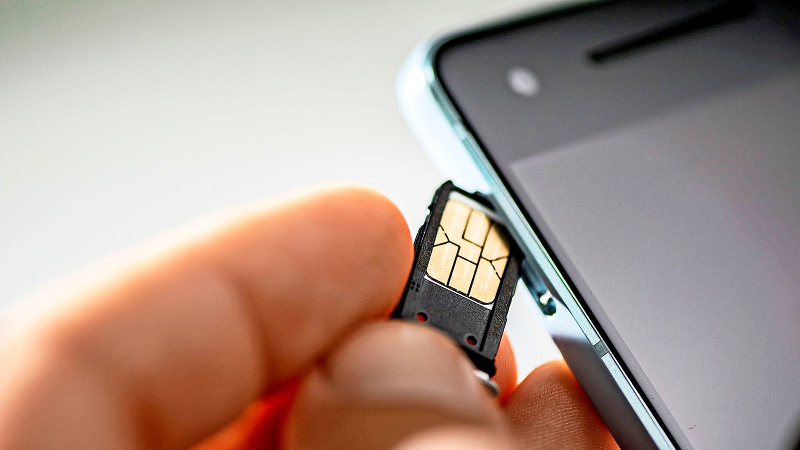 Mühsame Angelegenheit: SIM-Karte fürs HandyFoto: dpa/Franziska Gabbert Mühsame Angelegenheit: SIM-Karte fürs HandyFoto: dpa/Franziska Gabbert