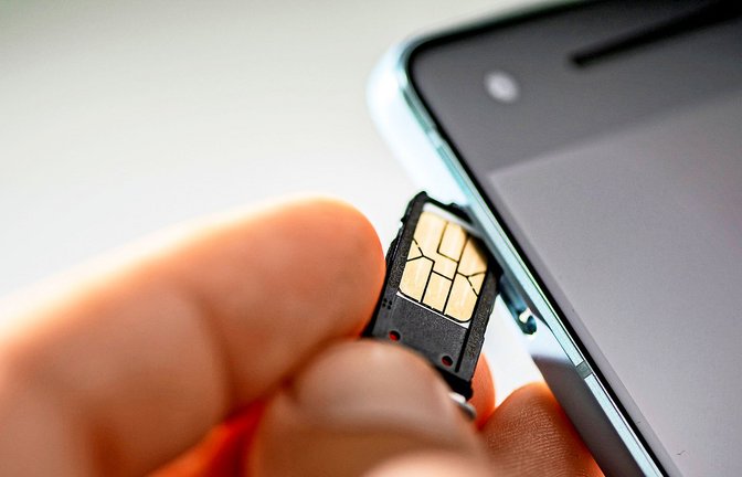 Mühsame Angelegenheit: SIM-Karte fürs Handy<span class='image-autor'>Foto: dpa/Franziska Gabbert</span>