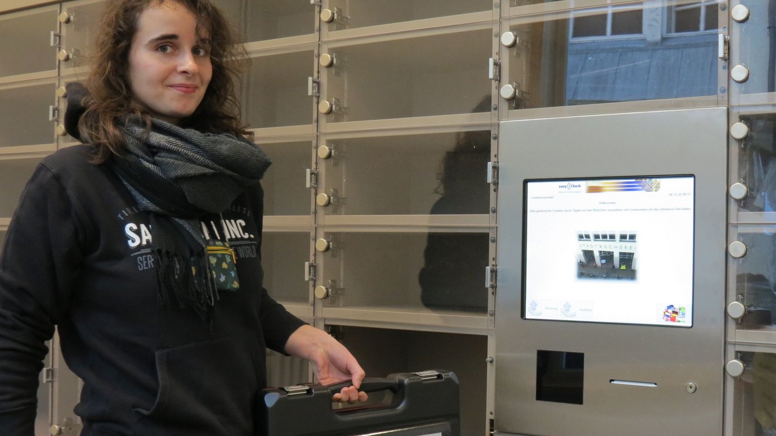Jasmin Koch erklärt den neuen Schrank, der einmal die kontaktlose Ausleihe ermöglichen soll. Noch kämpfen sie mit den Tücken der Technik.Foto: Judith A. Sägesser Jasmin Koch erklärt den neuen Schrank, der einmal die kontaktlose Ausleihe ermöglichen soll. Noch kämpfen sie mit den Tücken der Technik.Foto: Judith A. Sägesser