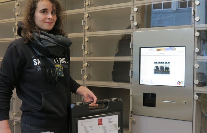 Jasmin Koch erklärt den neuen Schrank, der einmal die kontaktlose Ausleihe ermöglichen soll. Noch kämpfen sie mit den Tücken der Technik.<span class='image-autor'>Foto: Judith A. Sägesser</span>