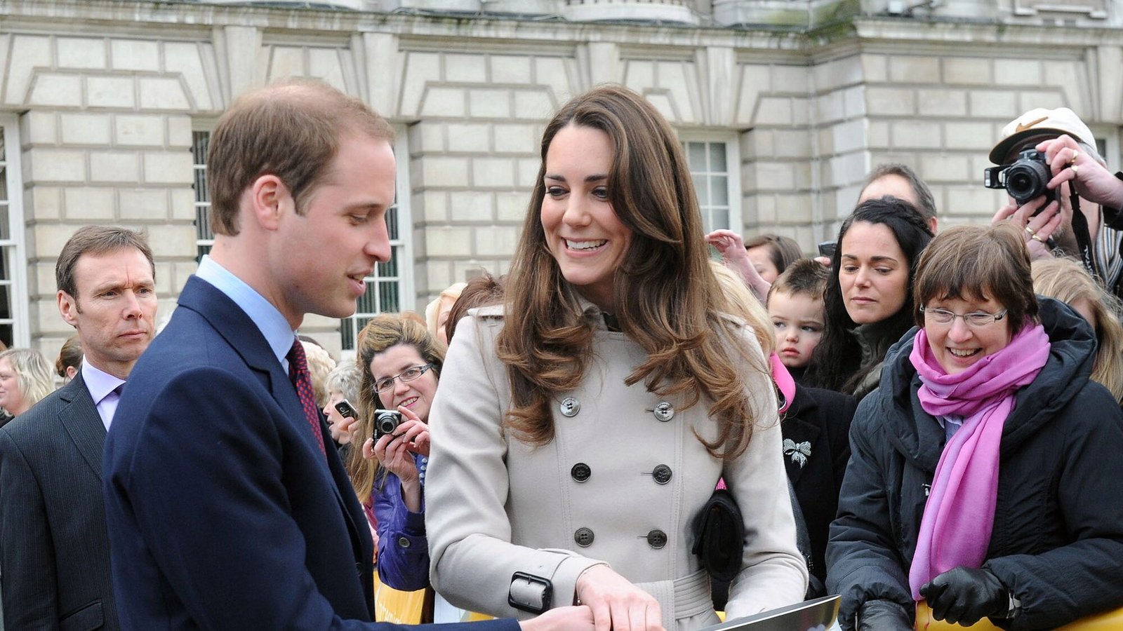 Seit den frühen 2000ern war sie immer häufiger an seiner Seite zu sehen: Catherine "Kate" Middleton. Kennengelernt haben sich die beiden an der Universität.Foto: picture alliance / dpa | Simon Graham / Harrison Photogra