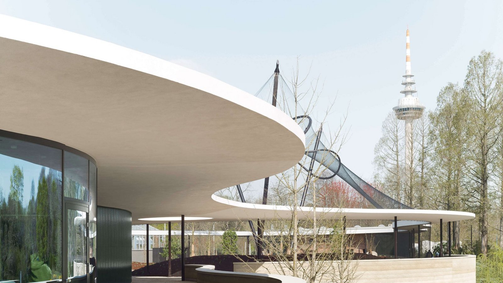 Der von Martin Bez und Thorsten Kock geplante Pavillon im Mannheimer Luisenpark für die Bundesgartenschau 2023. Der Fernmeldeturm in Hintergrund wurde für die Bundesgartenschau 1975 gebaut.Foto: Brigida Gonzalez/Brigida Gonzalez Der von Martin Bez und Thorsten Kock geplante Pavillon im Mannheimer Luisenpark für die Bundesgartenschau 2023. Der Fernmeldeturm in Hintergrund wurde für die Bundesgartenschau 1975 gebaut.Foto: Brigida Gonzalez/Brigida Gonzalez