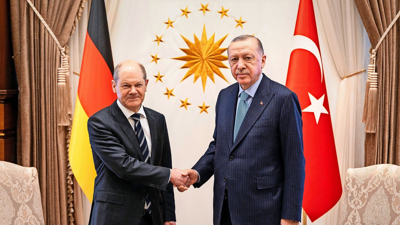 Scholz (li.) bei seinem Antrittsbesuch als Kanzler bei ErdoganFoto: dpa/Guido Bergmann