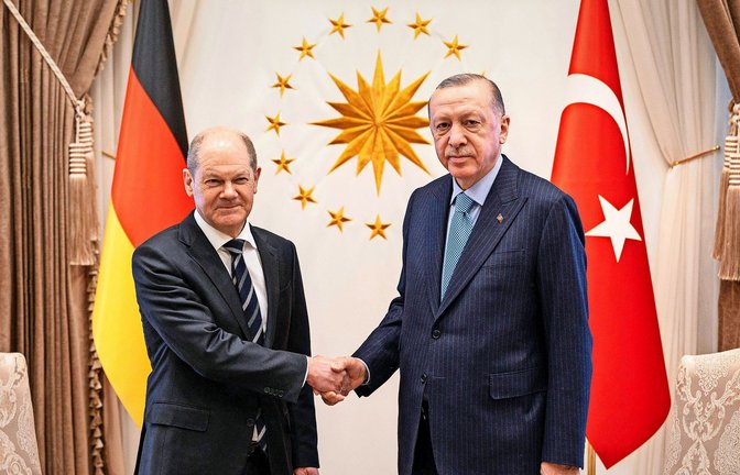 Scholz (li.) bei seinem Antrittsbesuch als Kanzler bei Erdogan<span class='image-autor'>Foto: dpa/Guido Bergmann</span>