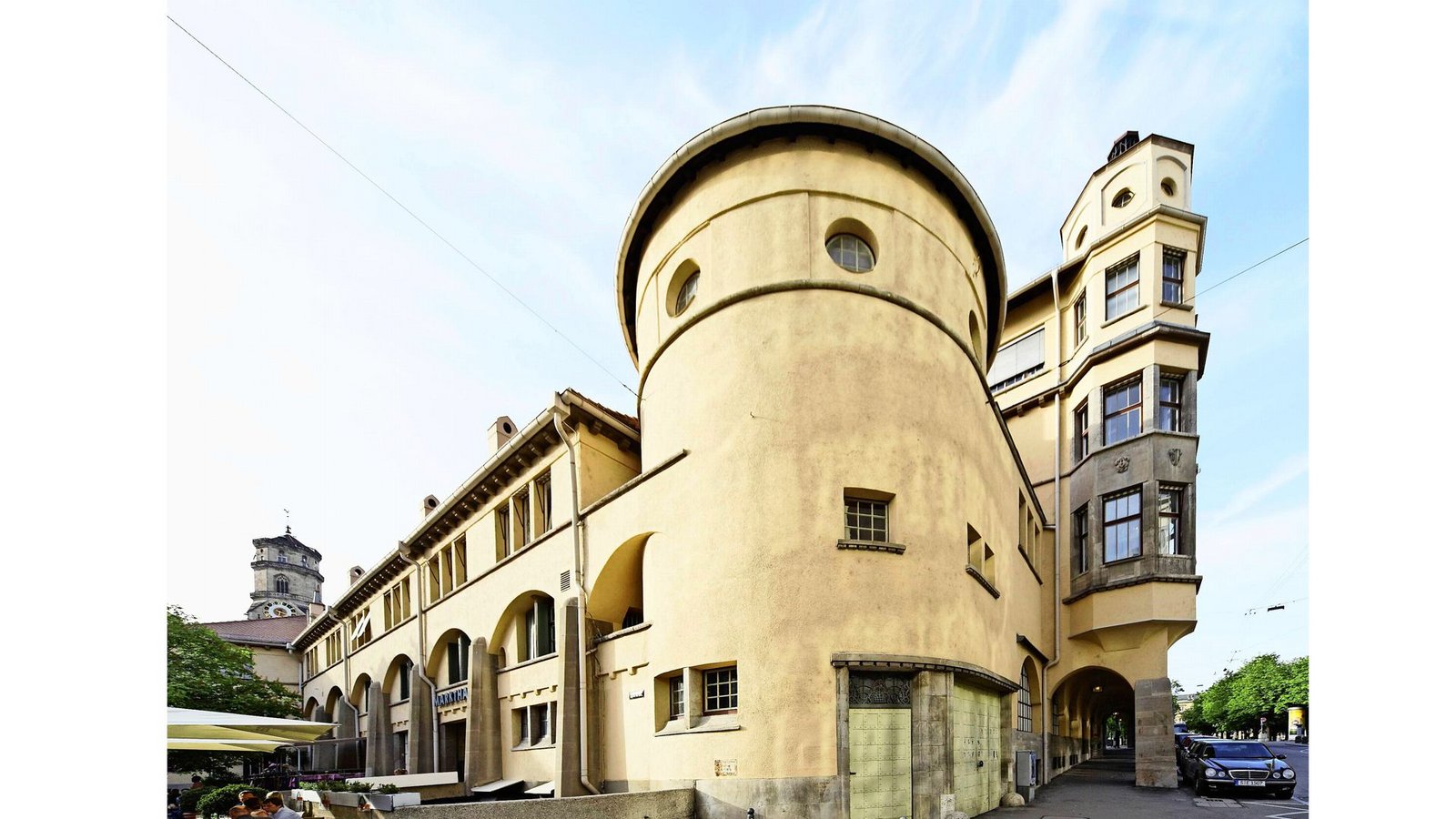 . . . Juwele wie die von Architekt Martin Elsässer entworfene Stuttgarter Markthalle von 1914 wären in der Nachkriegszeit beinahe abgerissen worden. Inzwischen steht das Gebäude unter DenkmalschutzFoto: imago stock&people/imago stock&people . . . Juwele wie die von Architekt Martin Elsässer entworfene Stuttgarter Markthalle von 1914 wären in der Nachkriegszeit beinahe abgerissen worden. Inzwischen steht das Gebäude unter DenkmalschutzFoto: imago stock&people/imago stock&people