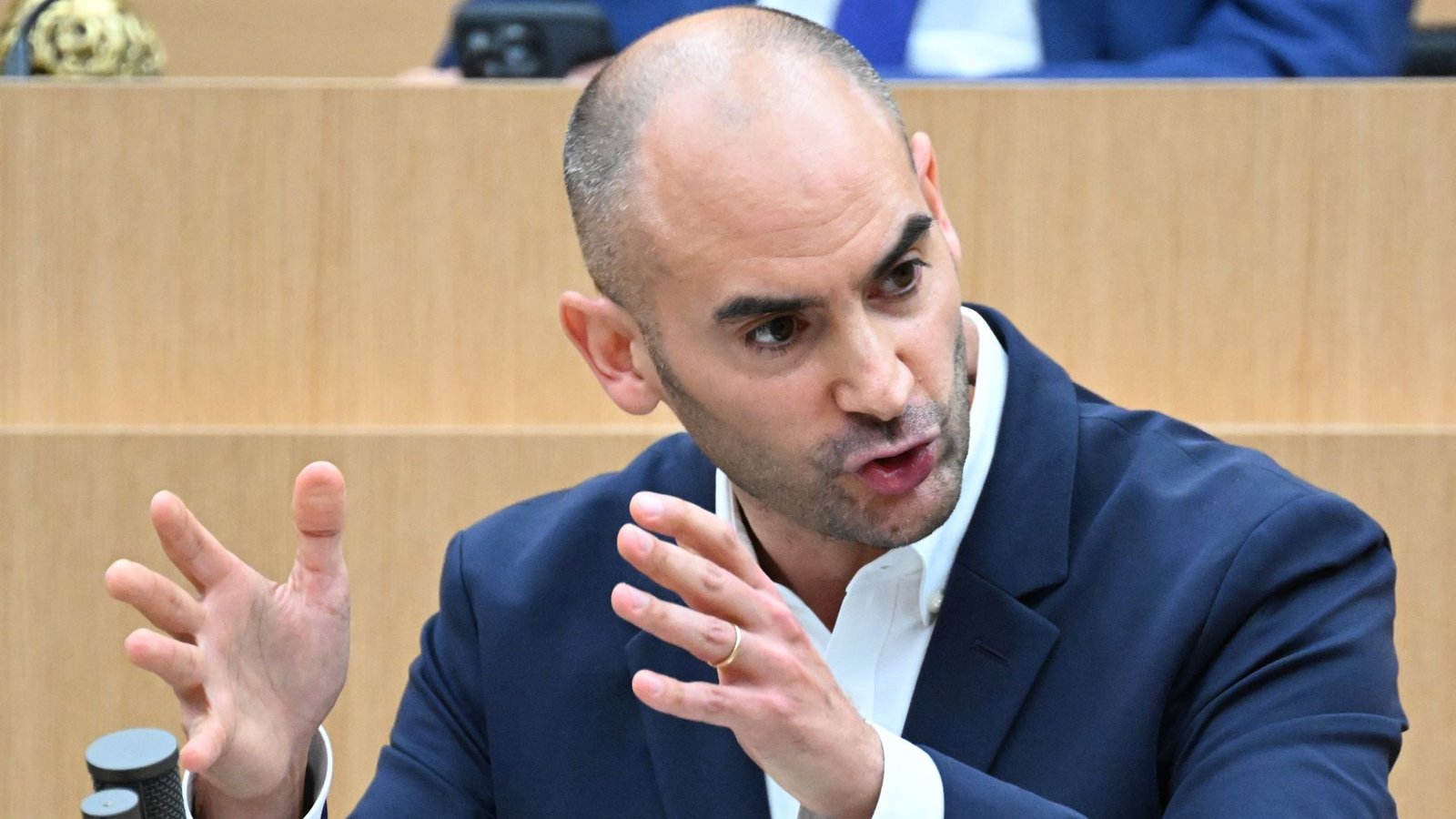 Finanzminister Danyal Bayaz will keine Auszahlung der Tariferhöhung mit dem April-Gehalt zusagen.Foto: Bernd Weißbrod/dpa