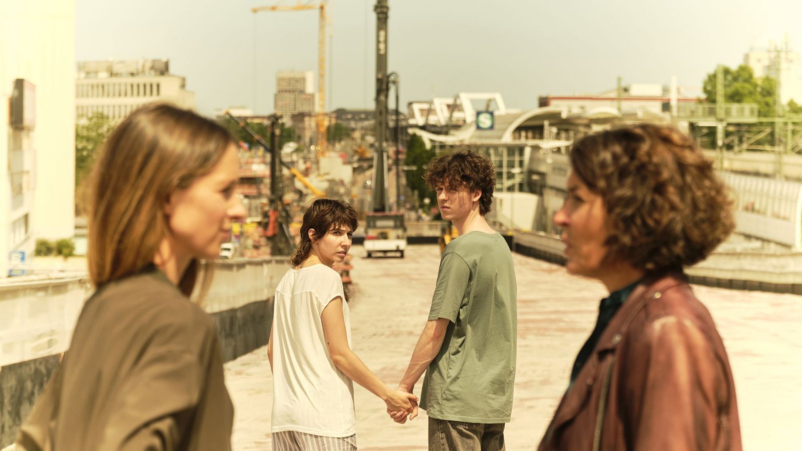 Erst sind Mike (Jeremias Meyer) und Nisha (Amina Merai) vor den Kommissarinnen Stern (Lisa  Bittter, vorne li.,) und Odenthal (Ulrike Folkers, vorne re.) geflüchtet, jetzt aber lassen sie sich doch Zeit.Foto: SWR/Benoît Linder