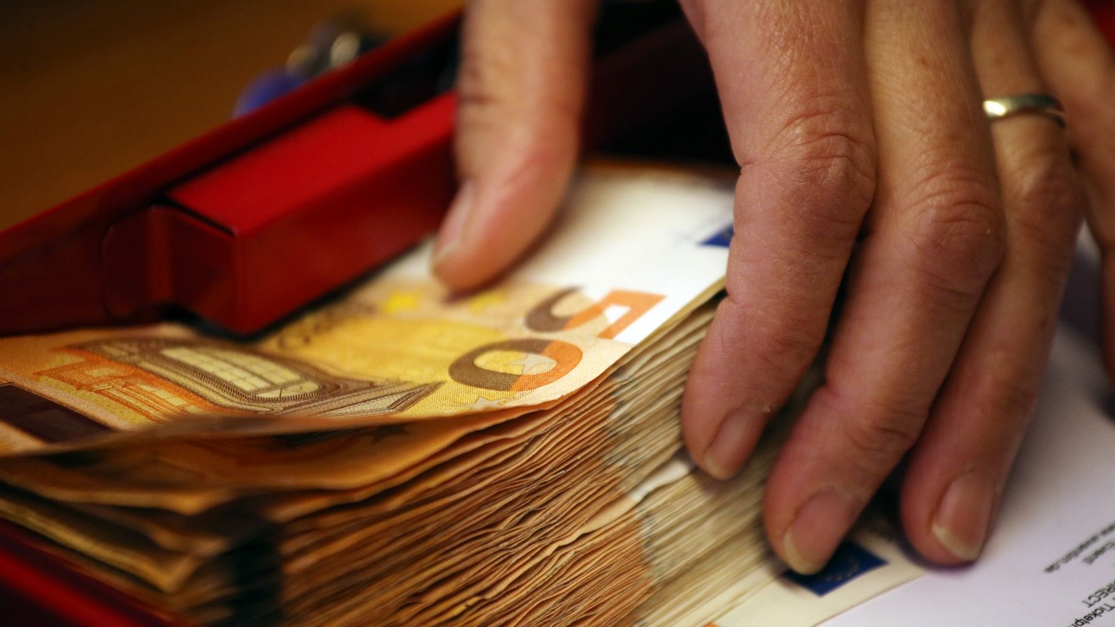 Glücklich und reich sein? Geht das?Foto: imago images/Frank Sorge/Foto via www.imago-images.de