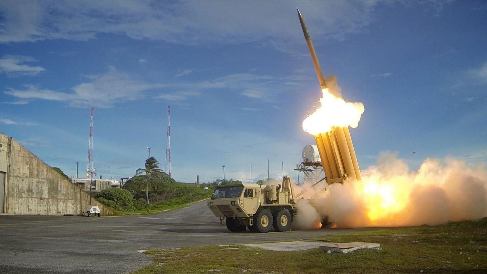Die Aufnahme zeigt ein US-Raketenabwehrsystem THAAD (Terminal High Altitude Area Defense) beim Abfeuern von Raketen.Foto: Ralph Scott/Zuma/Department Die Aufnahme zeigt ein US-Raketenabwehrsystem THAAD (Terminal High Altitude Area Defense) beim Abfeuern von Raketen.Foto: Ralph Scott/Zuma/Department