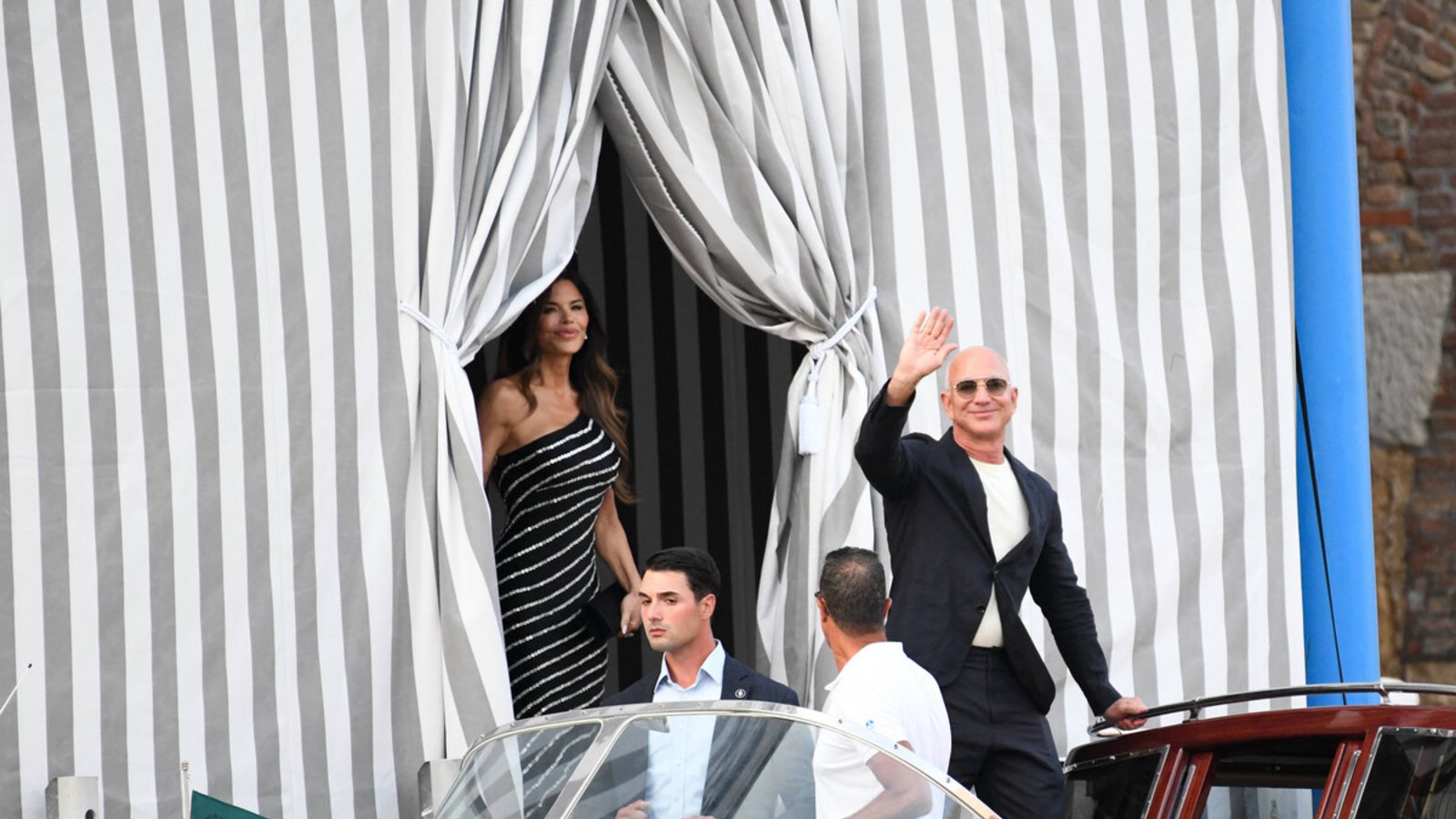 Für das Wochenende soll Venedig ihnen gehören: Amazon-Chef Jeff Bezos und seine Verlobte Lauren Sánchez.Foto: IMAGO/ABACAPRESS Für das Wochenende soll Venedig ihnen gehören: Amazon-Chef Jeff Bezos und seine Verlobte Lauren Sánchez.Foto: IMAGO/ABACAPRESS