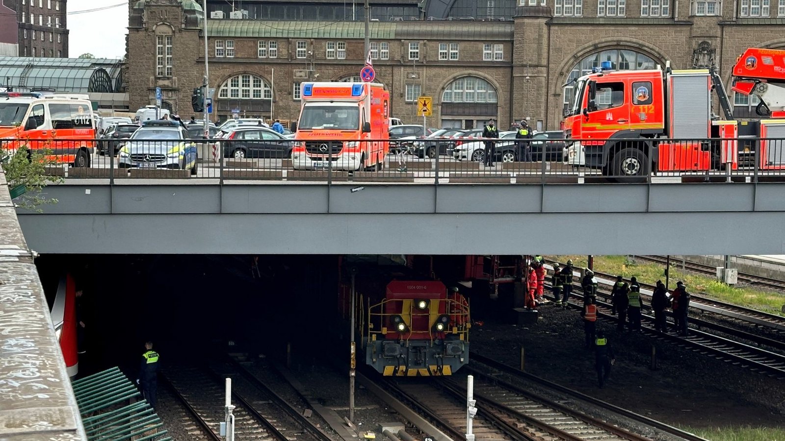 Am Hamburger Hauptbahnhof ist ein Bauzug entgleist. (Symbolbild)Foto: dpa/Steven Hutchings