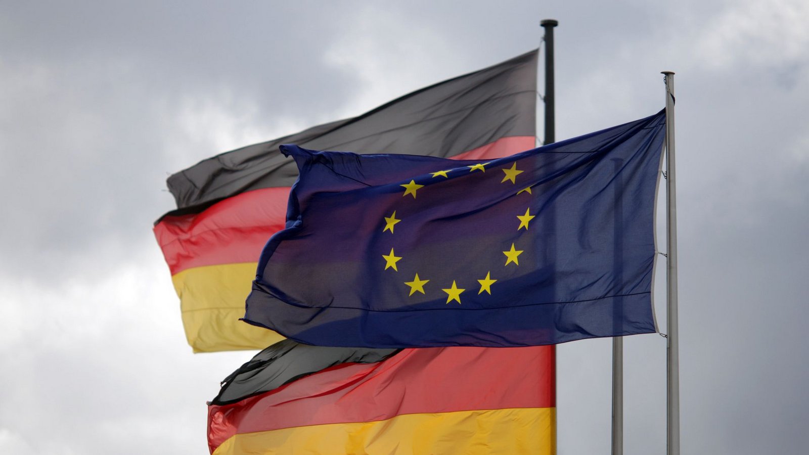 Deutschlandweit werden am 9. Mai die Flaggen gehisst.Foto: dpa/Kay Nietfeld Deutschlandweit werden am 9. Mai die Flaggen gehisst.Foto: dpa/Kay Nietfeld