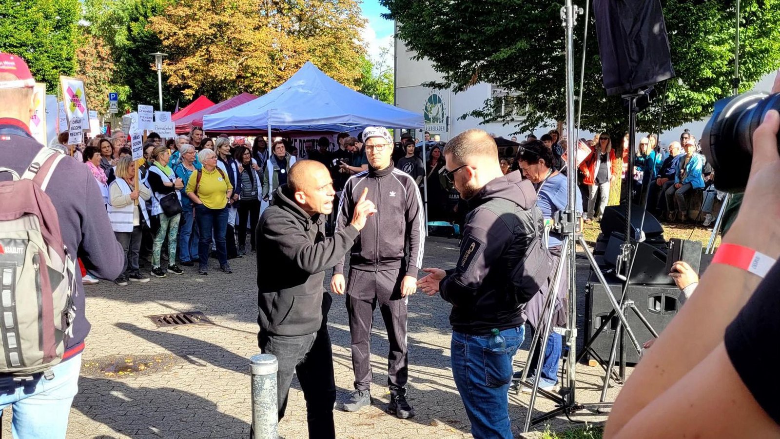 Neben der Bühne gibt es erste Streitereien.Foto: StZN/Michael Bosch