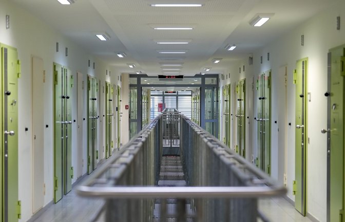 Bei einem Feuer in einer Zelle im Berliner Gefängnis Plötzensee ist ein Häftling gestorben (Symbolfoto).<span class='image-autor'>Foto: Kirsten Neumann/dpa-tmn/Kirsten Neumann</span>