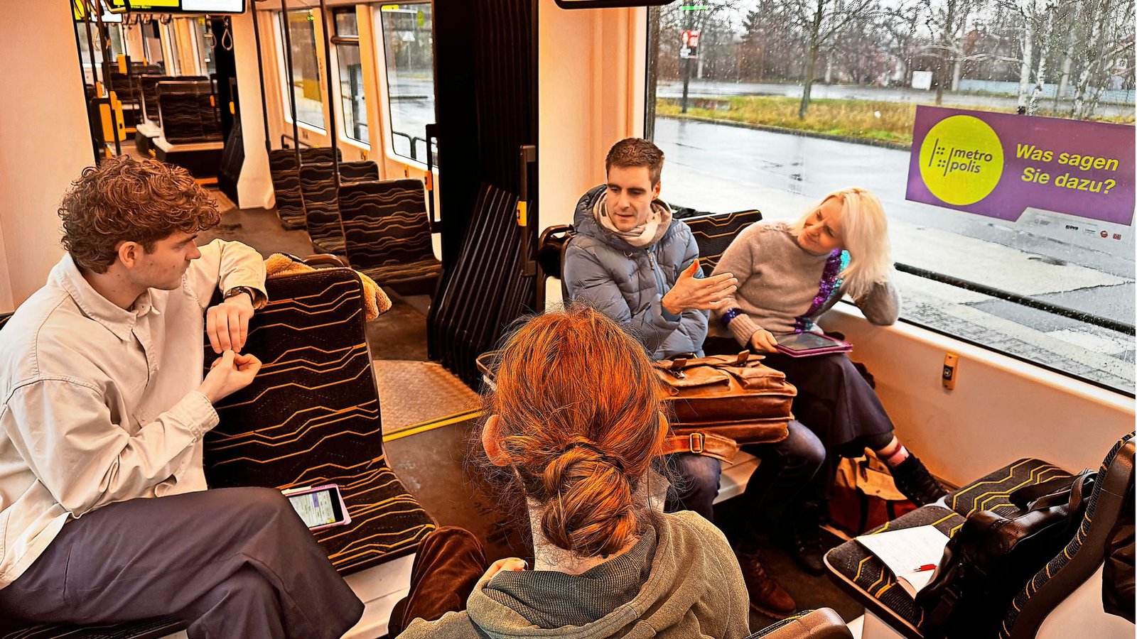 Was sagen Sie dazu? Kristina Krömer (rechts) in der Straßenbahnlinie 3 in Dresden. Wer sich zu Krömer setzt, ist bereit, über seine Sorgen oder politischen Ansichten zu sprechen.Foto: Robin Schmidt Was sagen Sie dazu? Kristina Krömer (rechts) in der Straßenbahnlinie 3 in Dresden. Wer sich zu Krömer setzt, ist bereit, über seine Sorgen oder politischen Ansichten zu sprechen.Foto: Robin Schmidt