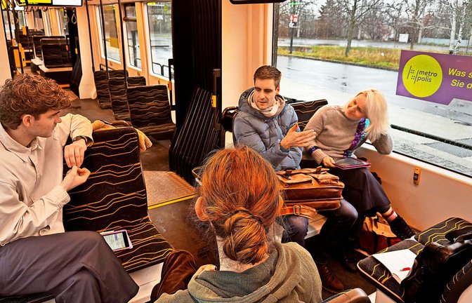Was sagen Sie dazu?  Kristina  Krömer  (rechts) in der  Straßenbahnlinie 3 in Dresden. Wer sich zu Krömer   setzt, ist bereit, über seine  Sorgen oder politischen Ansichten zu sprechen.<span class='image-autor'>Foto: Robin Schmidt</span>