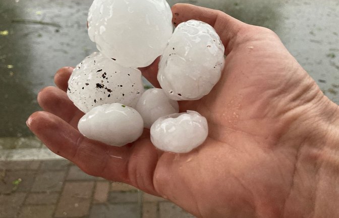 Je größer die Hagelkörner, desto größer die Gefahr. Hier Eisbälle, die im Juni 2023 in der oberbayerischen Ortschaft Valley niedergingen. (Archivbild)<span class='image-autor'>Foto: Elke Richter/dpa</span>