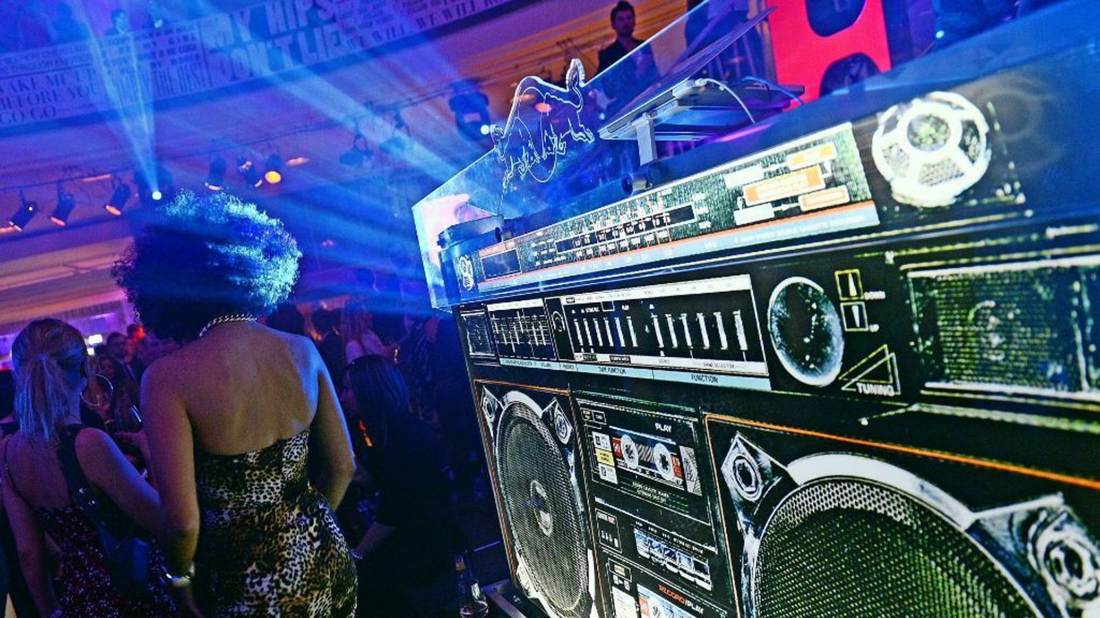 Sie feiern gerne laute Partys? Mit Suff, Zoff und wummernden Bässen? Dann schaffen Sie sich ein Stofftier an. Denn Katzen geht der Krach noch mehr auf die zarten Nerven als Ihren Nachbarn.Foto: dpa Sie feiern gerne laute Partys? Mit Suff, Zoff und wummernden Bässen? Dann schaffen Sie sich ein Stofftier an. Denn Katzen geht der Krach noch mehr auf die zarten Nerven als Ihren Nachbarn.Foto: dpa