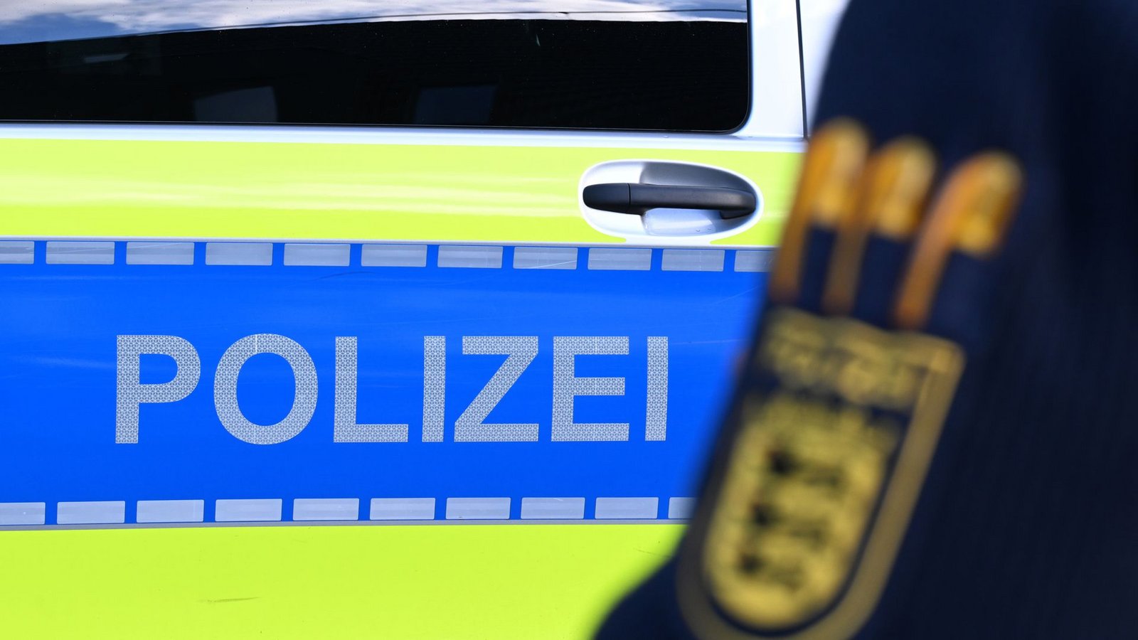Die Beamten brachten den Mann in eine Fachklinik. (Symbolbild)Foto: dpa/Bernd Weißbrod
