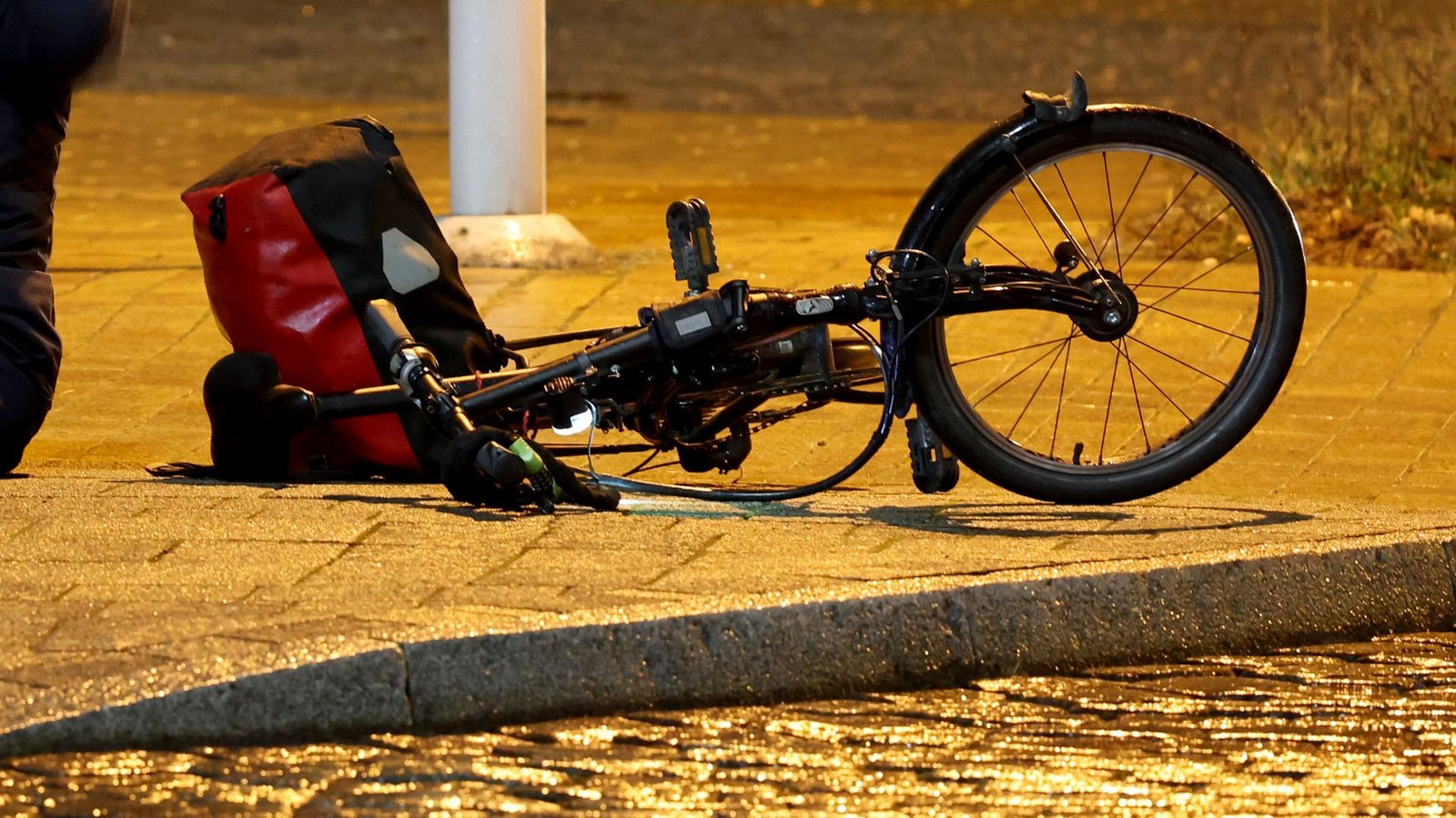 Ein Sturz auf Glatteis kann böse enden.Foto: dpa/Bernd Wüstneck