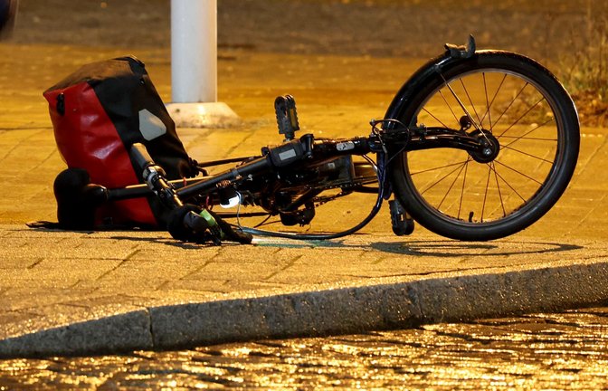 Ein Sturz auf Glatteis kann böse enden.<span class='image-autor'>Foto: dpa/Bernd Wüstneck</span>