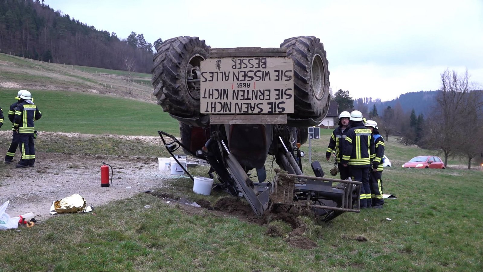 Der Traktor landete nach dem Unfall auf dem Dach.Foto: 7aktuell.de/Oskar Eyb/7aktuell.de | Oskar Eyb
