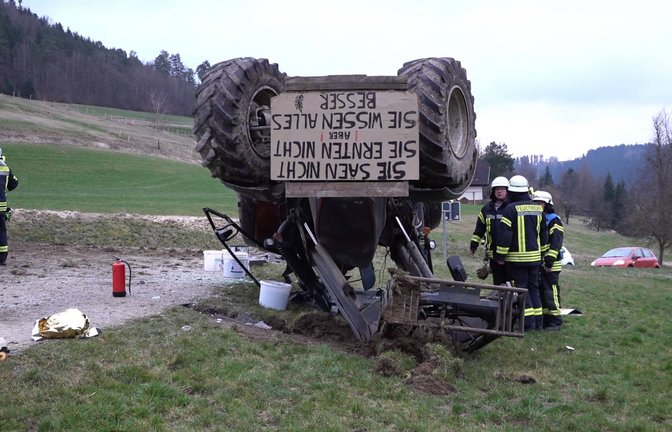 Der Traktor landete nach dem Unfall auf dem Dach.<span class='image-autor'>Foto: 7aktuell.de/Oskar Eyb/7aktuell.de | Oskar Eyb</span>