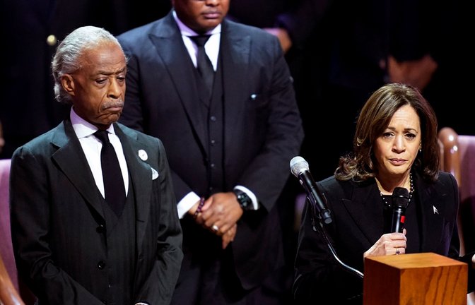 Bürgerrechtler Al Sharpton (l) und US-Vizepräsidentin Kamala Harris nehmen an der Trauerfeier für Tyre Nichols teil.<span class='image-autor'>Foto: Andrew Nelles/Pool The Tennessean/AP/dpa</span>
