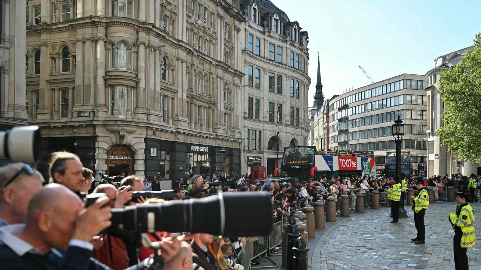 Fotografen mit langen Objektiven warteten auf Harry, ...Foto: AFP/JUSTIN TALLIS
